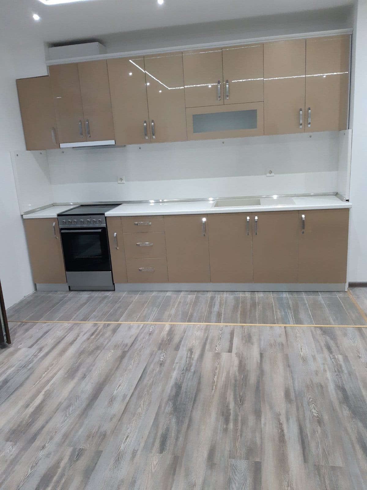 Права кухня с Гланц Капучино и Бял Плот снимка 1