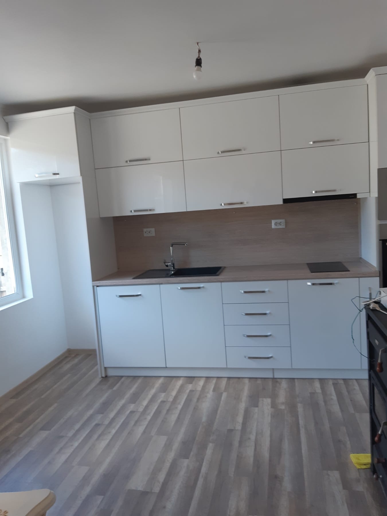 Права кухня Бял Гланц и Дървесен Декор снимка 1