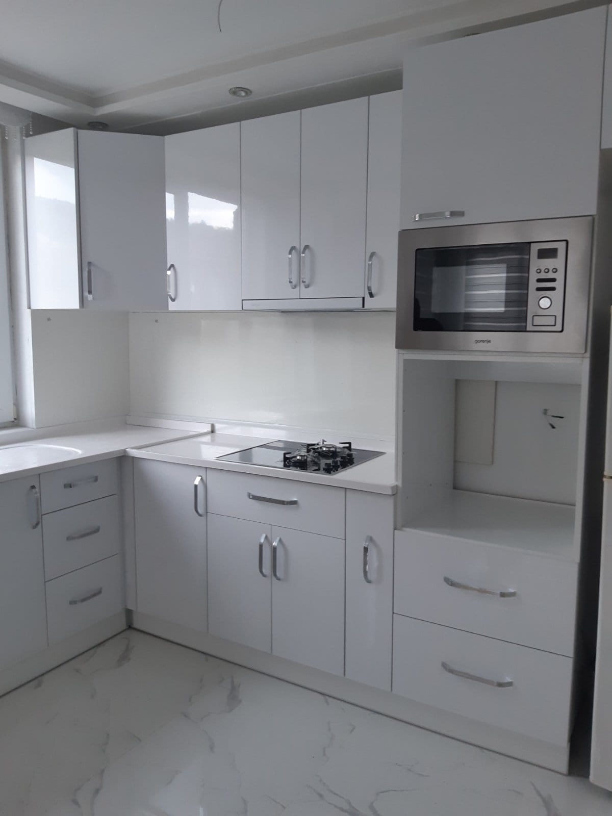 L-образна кухня Бял Гланц със Синтетичен Плот снимка 2