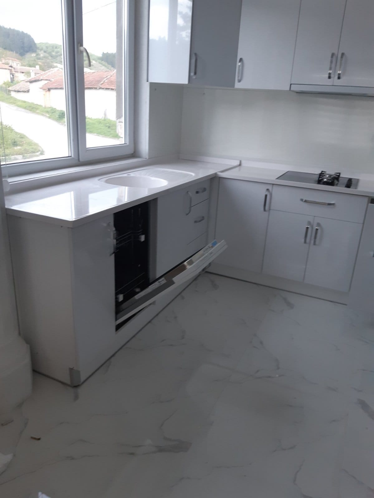 L-образна кухня Бял Гланц със Синтетичен Плот снимка 4