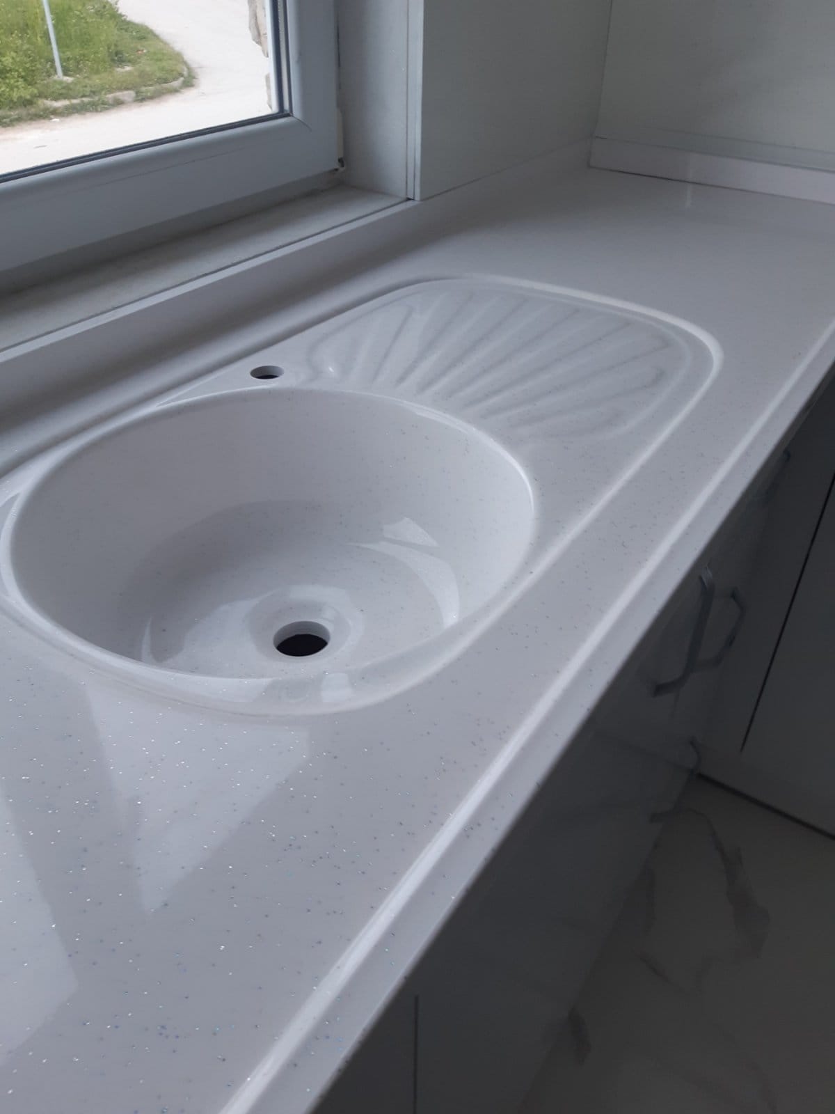 L-образна кухня Бял Гланц със Синтетичен Плот снимка 5